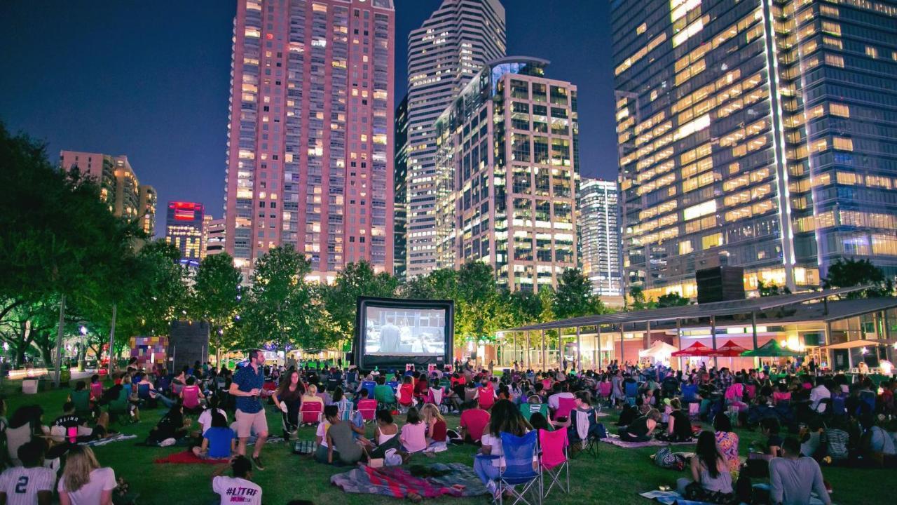 Urban Oasis Your Perfect Getaway In The Heart Of Downtown! Appartement Houston Buitenkant foto